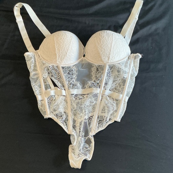 Victoria’s Secret Elegant Lace corset